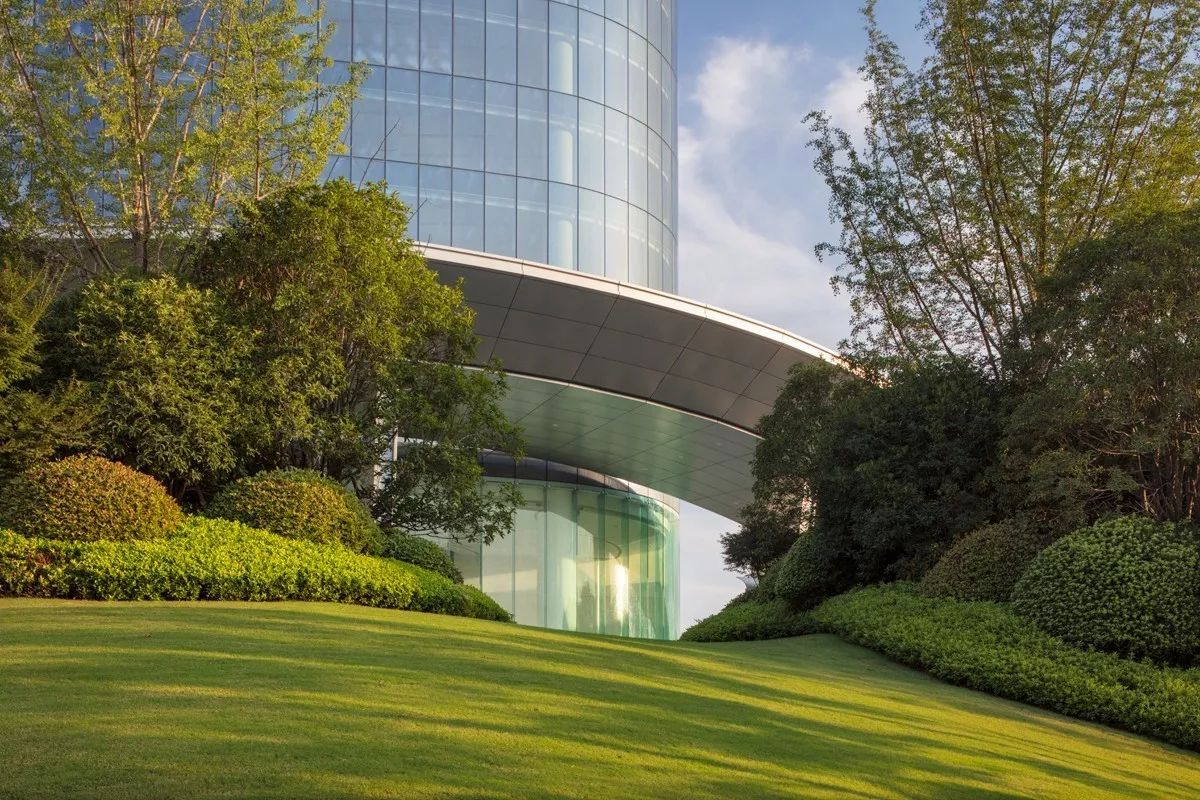 南昌新力中心塔楼直接落地，，无裙房