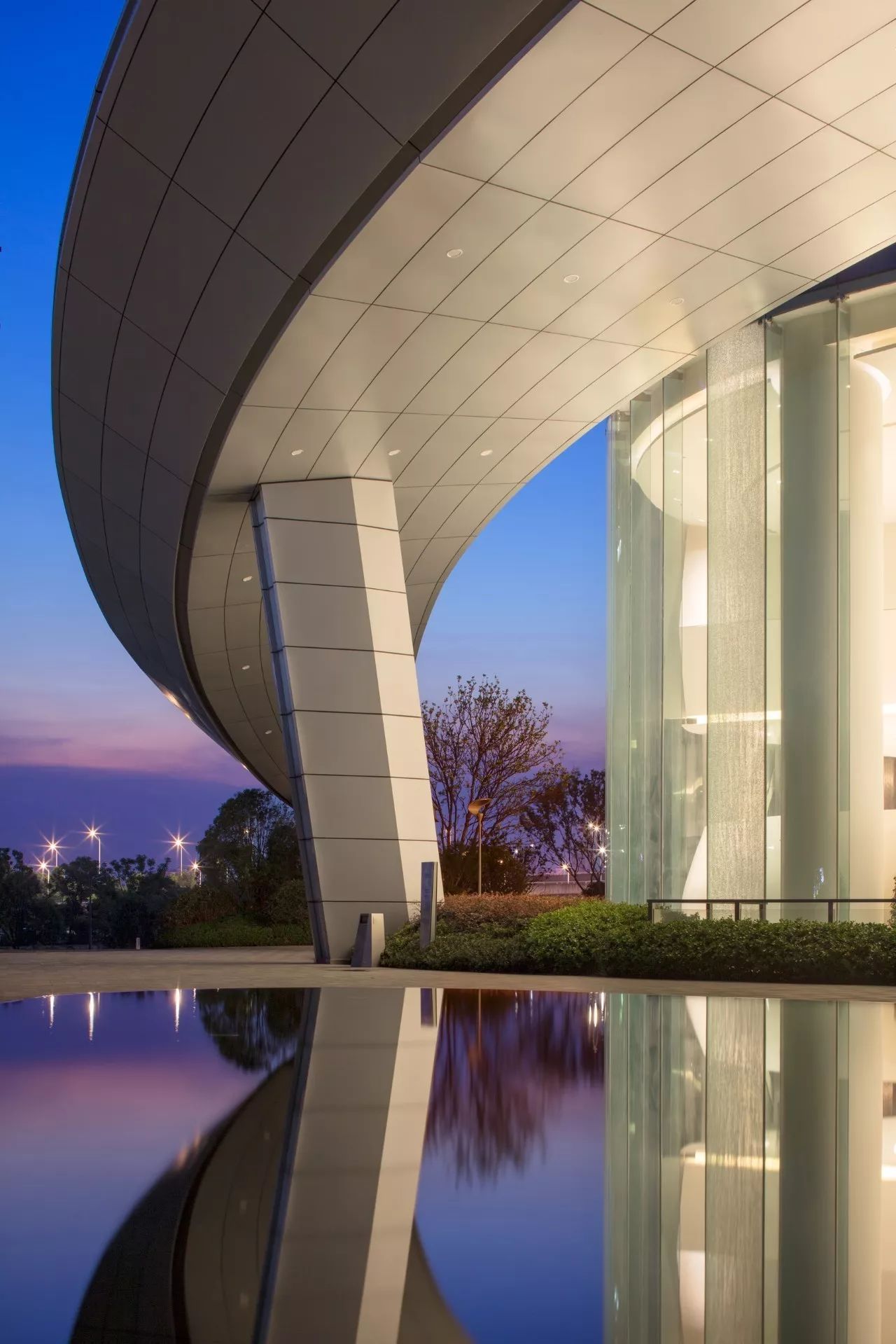 南昌新力中心塔楼直接落地，，无裙房