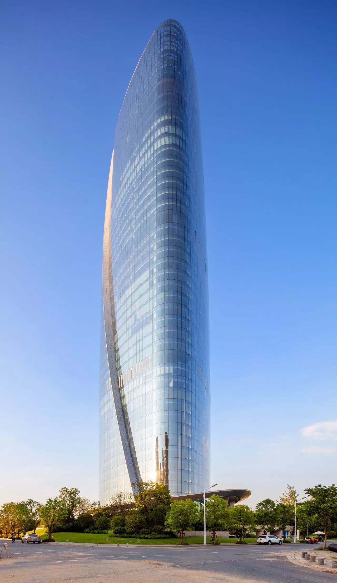 南昌新力中心塔楼直接落地，，无裙房