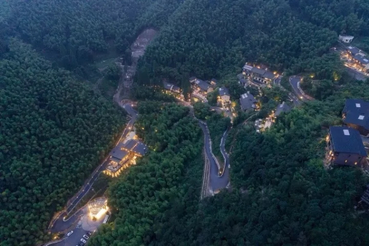 裸心堡接纳了轻质结构、切合山地的吊脚楼结构