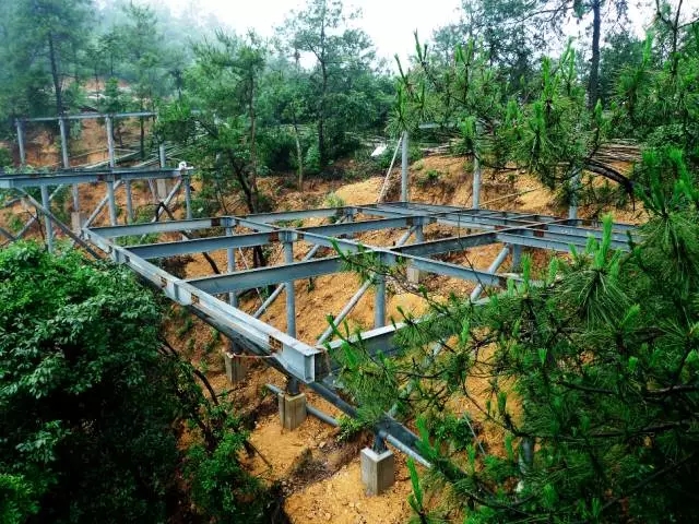 裸心堡接纳了轻质结构、切合山地的吊脚楼结构