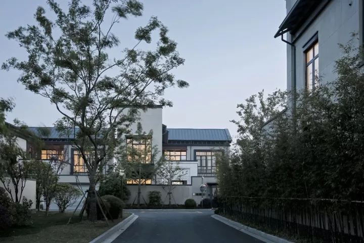 内侧修建单体的院落普遍安顿于修建和蹊径之间以；に矫苄